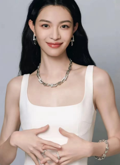 这下好了，不仅化妆师知道，全国人民也知道了，万万没想到，明星化妆师的工资竟然