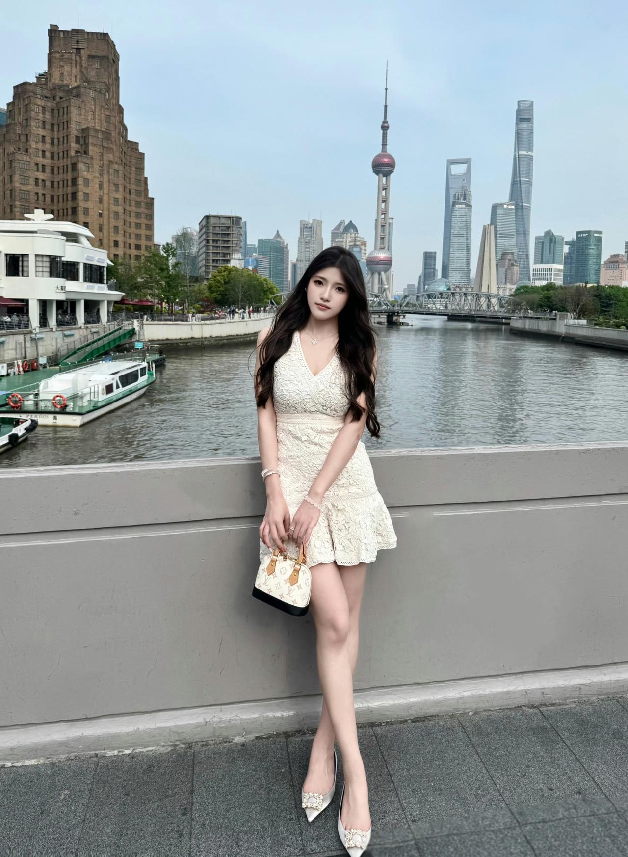 白色蕾丝V领连衣裙剪裁修身，既展现了女性的柔美曲线，又通过简洁的色调传递出纯洁与