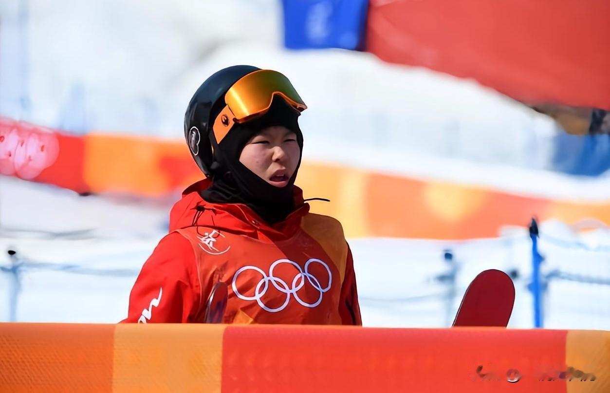 国际滑雪联合会型世界杯美国铜山站女子自由式滑雪U型池比赛，中国选手张可欣凭借第一