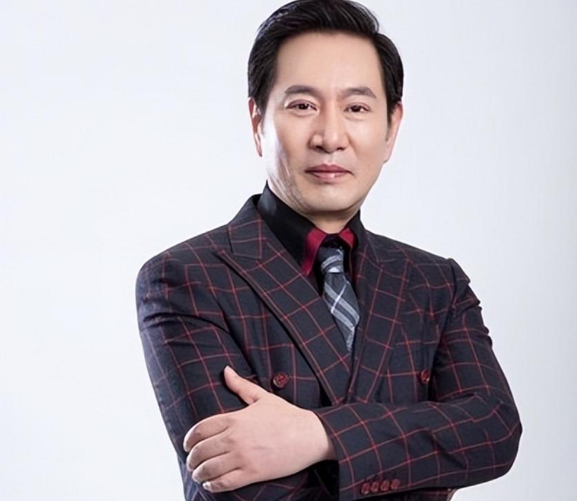 一次，记者问52岁的姚刚，你长得浓眉大眼、英俊帅气，不结婚太可惜了。姚刚说，