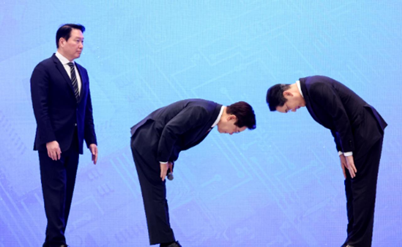 韩国两大巨头答应了什么条件？李在明90度弯腰答谢！6月29日，韩国总统李在明