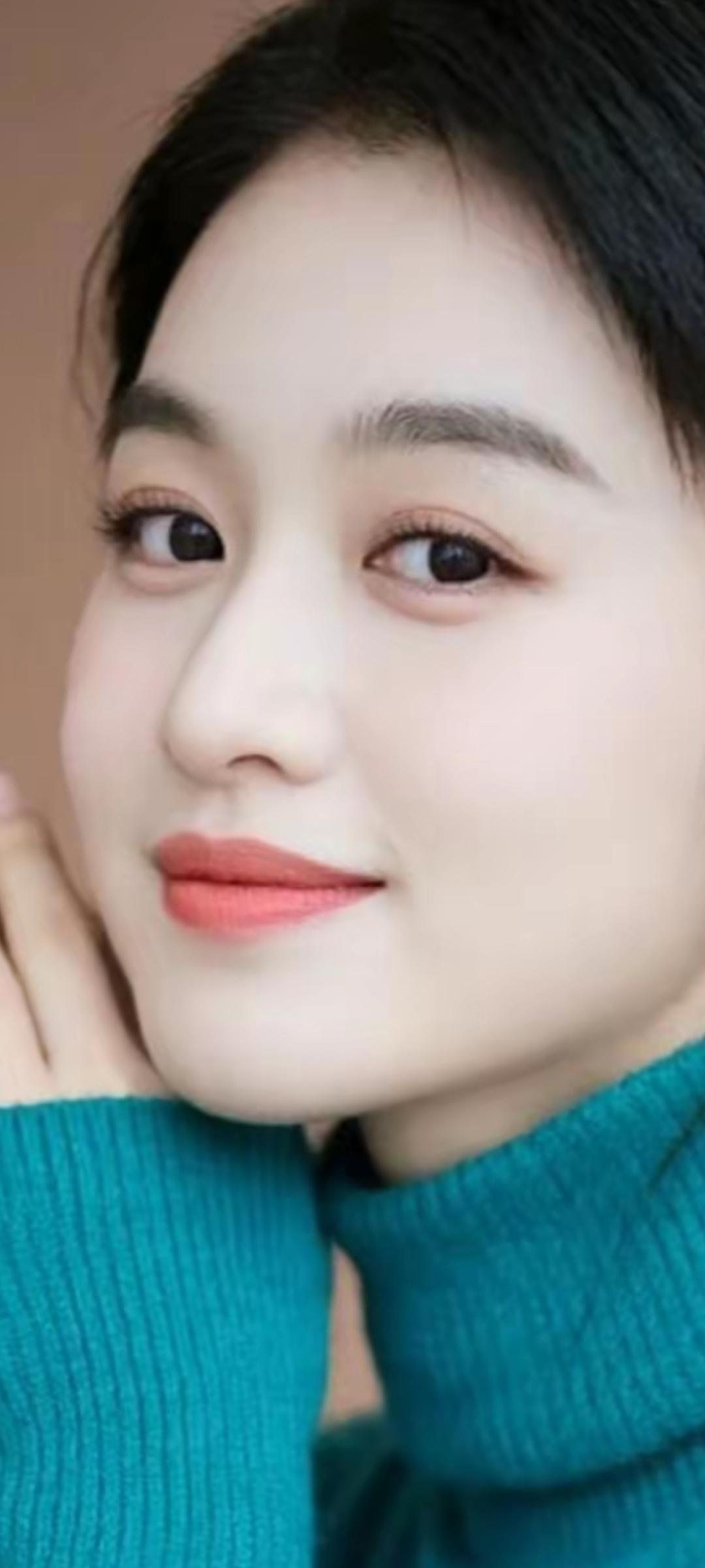 温柔甜美的微笑，蓝绿色毛衣的清新搭配，让人心动不已！😊💕