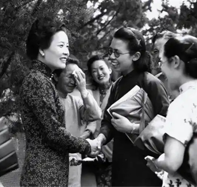 1933年，宋美龄得知老蒋爱上陈洁如，怒气冲冲找到她，一个耳光扇过去，骂道“你非