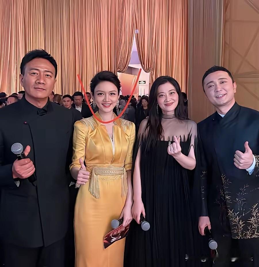 两人对比之下，才知道谁最漂亮。