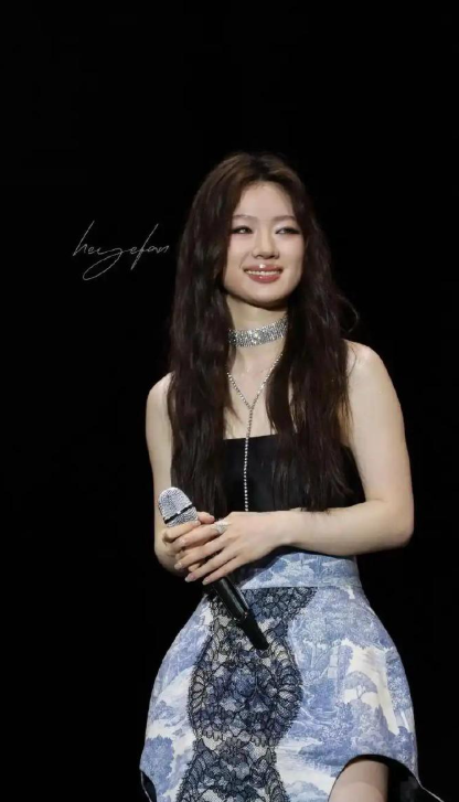 单依纯公开承认自己有表达障碍：从小跟着爷爷奶奶生活，唯一跟我说话的就是音乐​​