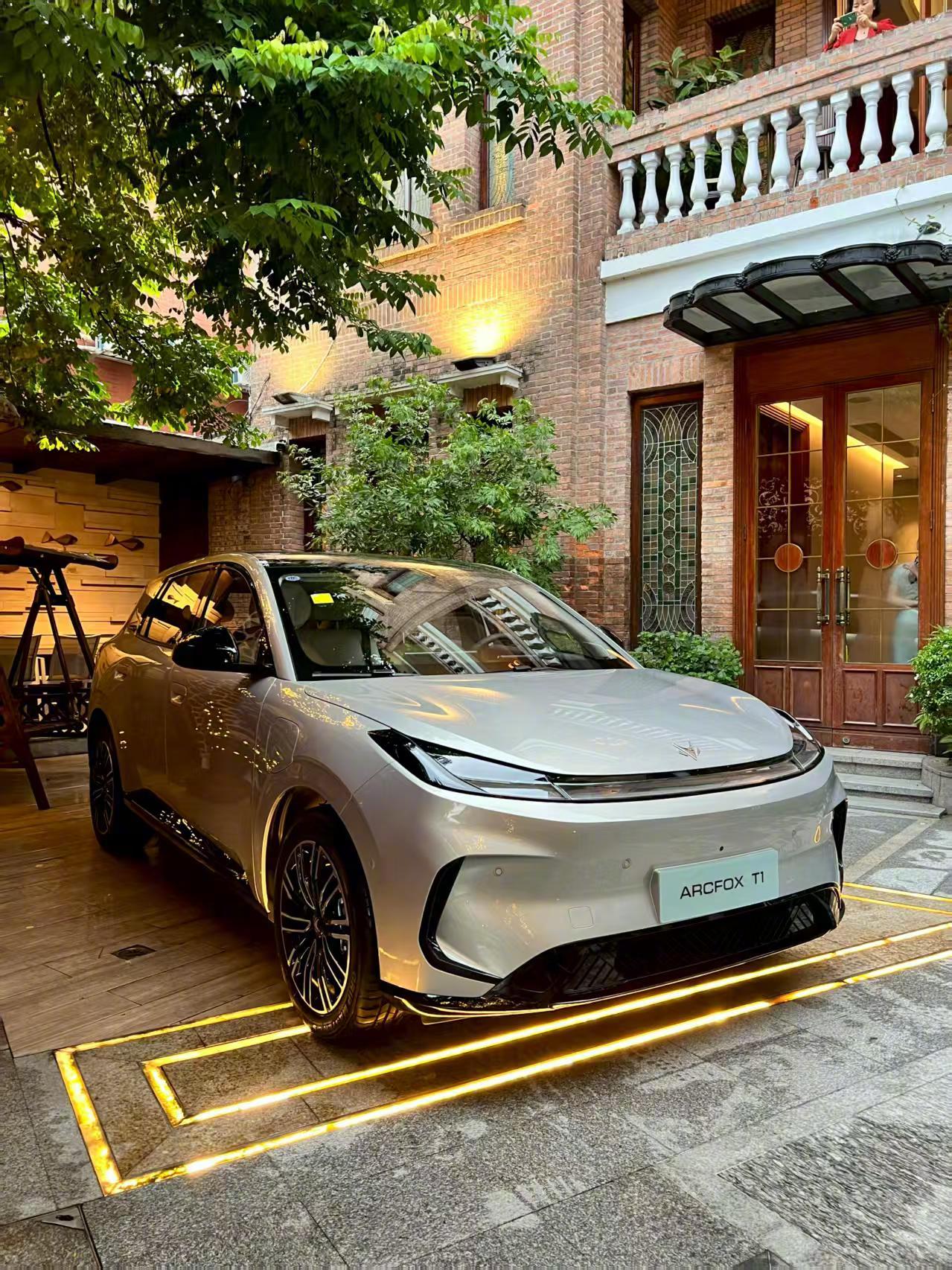 极狐T1作为小型纯电SUV，续航有425公里，城市里开开挺合适，感觉是代步好选择