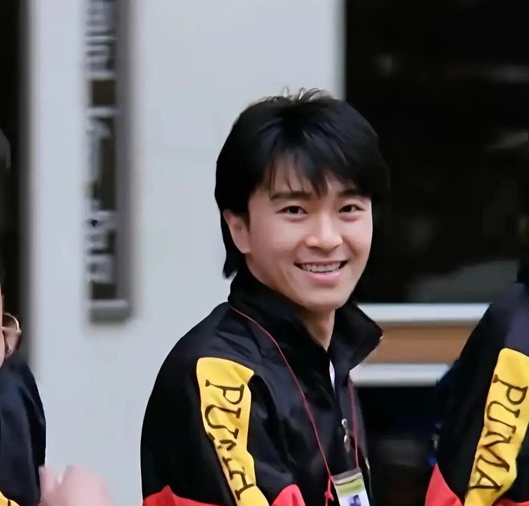 59岁周星驰在机场一个人扛着20寸登机箱，全网骂他抠门、难相处，但没一个圈内人敢公开踩他。2014年