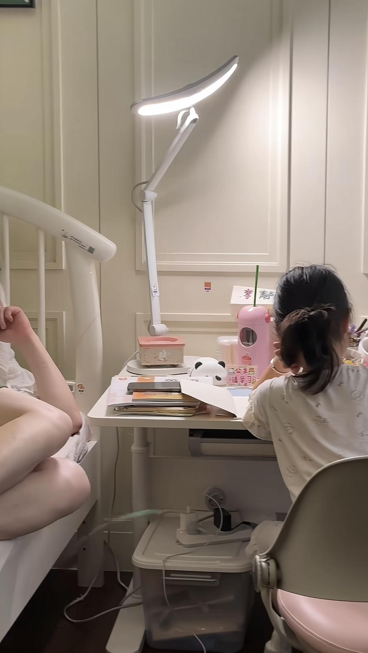 库迪咖啡老总辅导女儿写作业，一脸无奈，太好笑了。7月19日晚，有网友在社交平