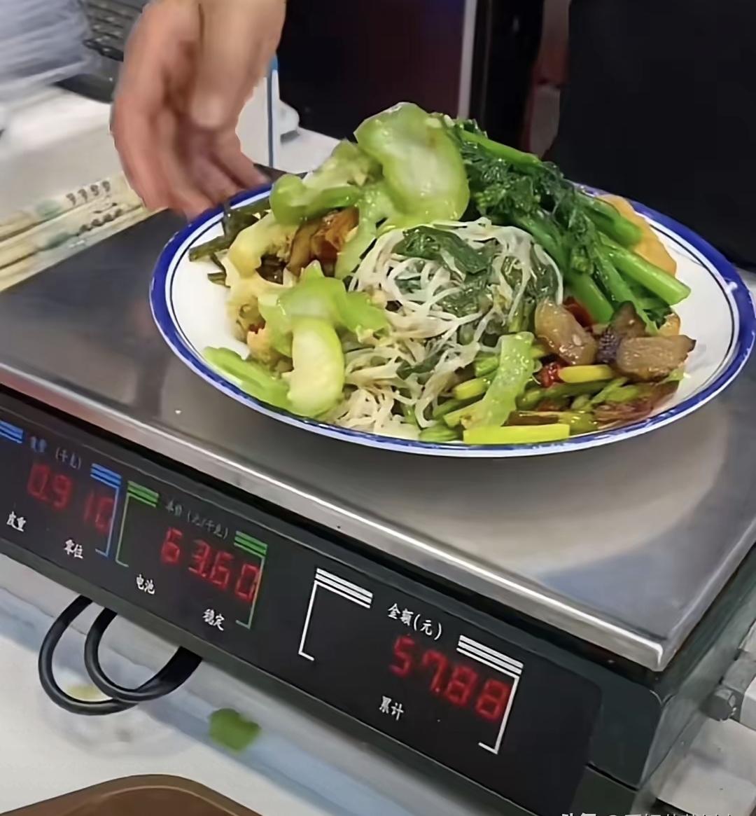 今天中午在科技园那家新开的称重快餐，夹了青菜、炖蛋、排骨，觉得挺实在。结账57.