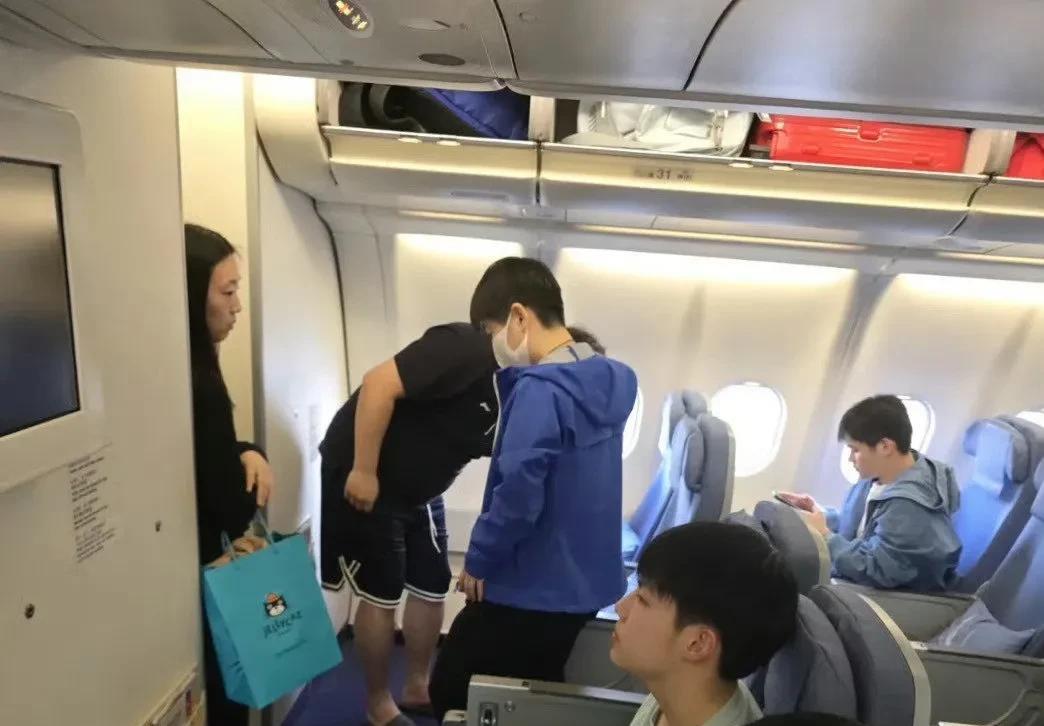 这张照片是怎么拍的？只有莎莎左手黄友政旁边的这个位置才能拍到。哈哈，或者就要站