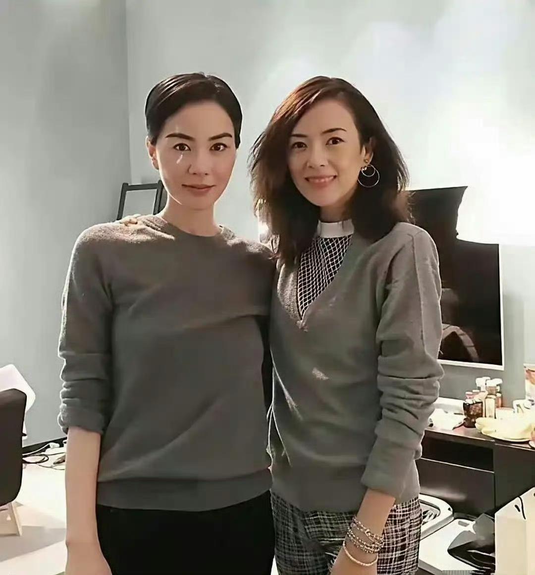 谁考古到宝了！2016年王菲“幻乐一场”后台的同框旧照太绝，俩人穿同款灰色家居服