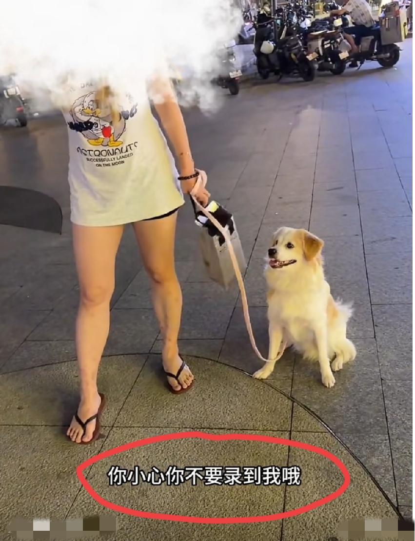 广州，女子遛狗不牵绳，男子好心劝阻，反而遭到女子不停的辱骂。直到男子拿出手机录像