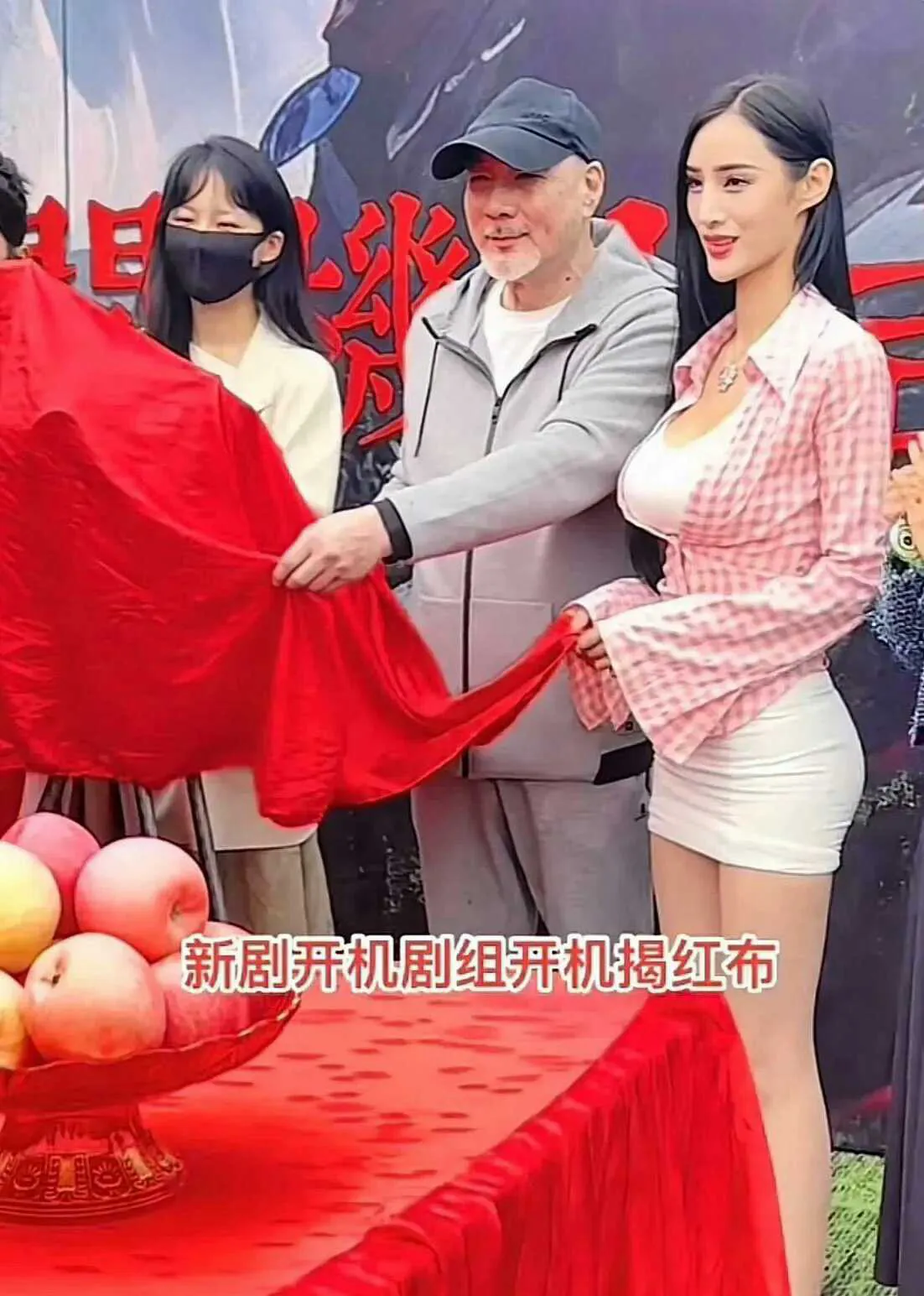 徐少强旁边这个小姐姐真是开机专业户，我都不知道看到她参加多少剧组的开机了