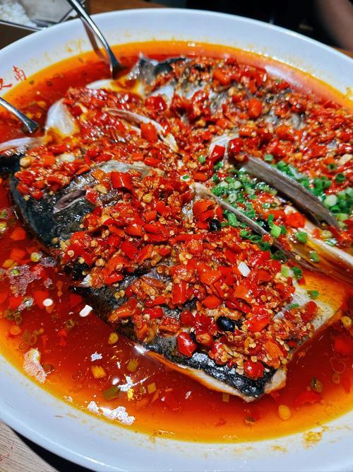 长沙人的一天，是从嗦粉开始的。早上一碗米粉，浇上辣椒炒肉码子，咕噜咕噜连汤带