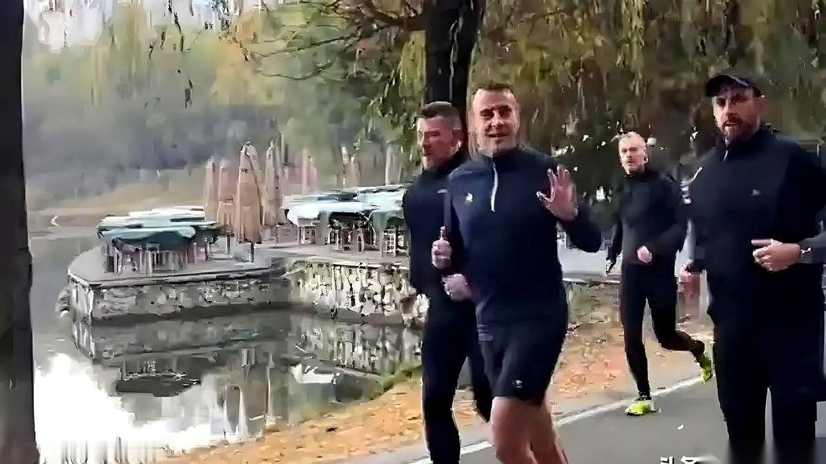 法国总统，在成都的公园里晨跑。就这一个画面，比签一百个商业大单都有冲击力。真