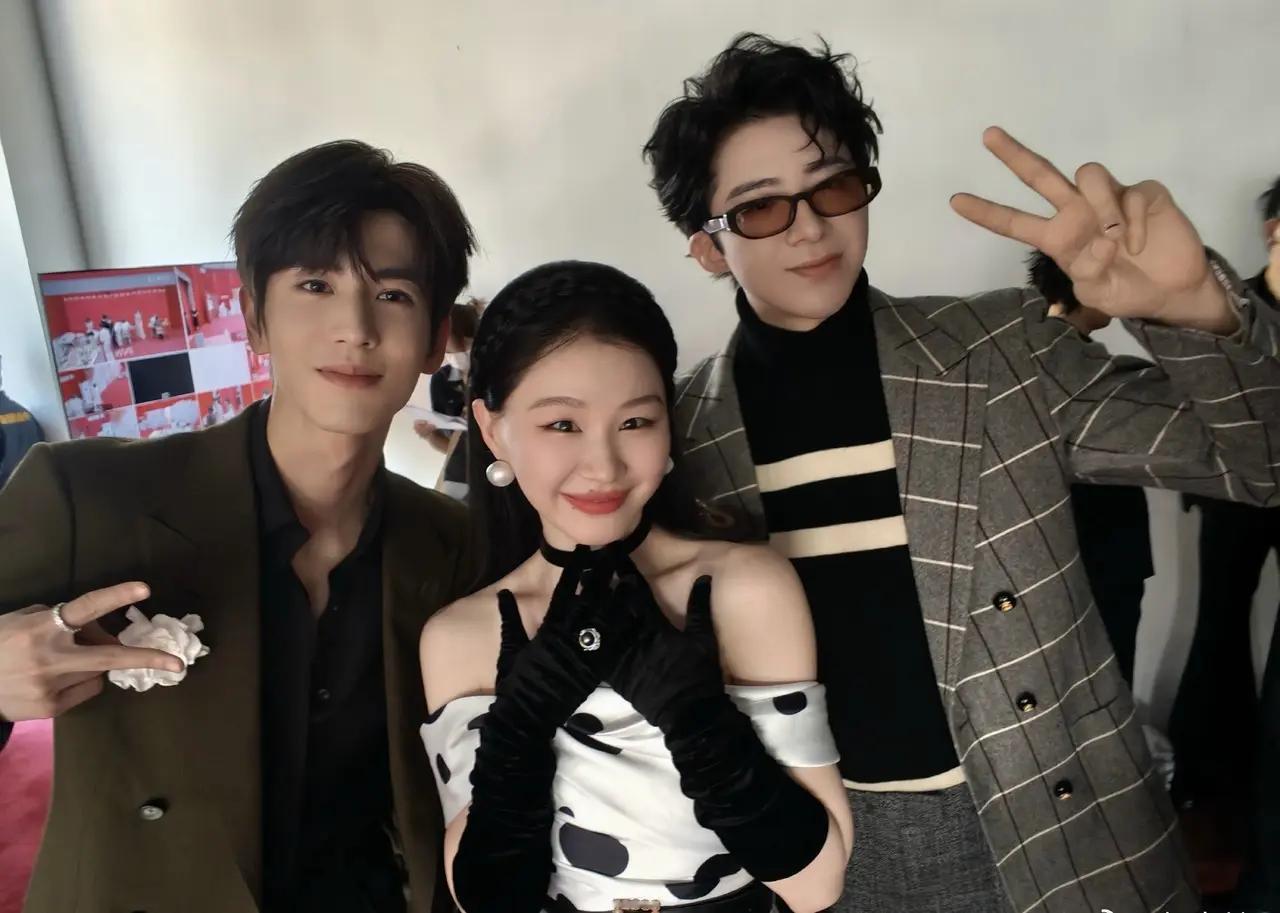 只有金靖敢这么做，跟张凌赫刘宇宁一起出场出席活动，综艺上小嘴不停一路调侃各路大小