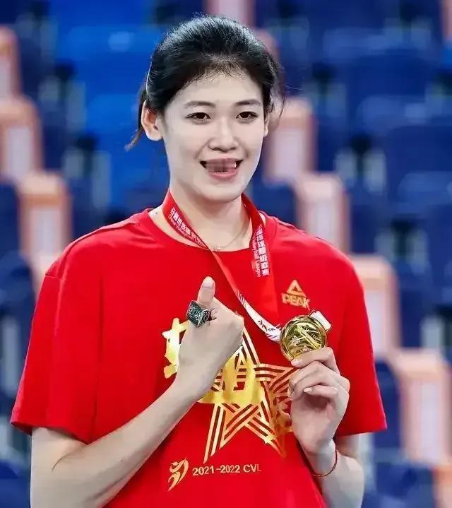 排球中心阻止李盈莹、庄宇珊留洋的原因有三：1.中国女排长期集训制度与其