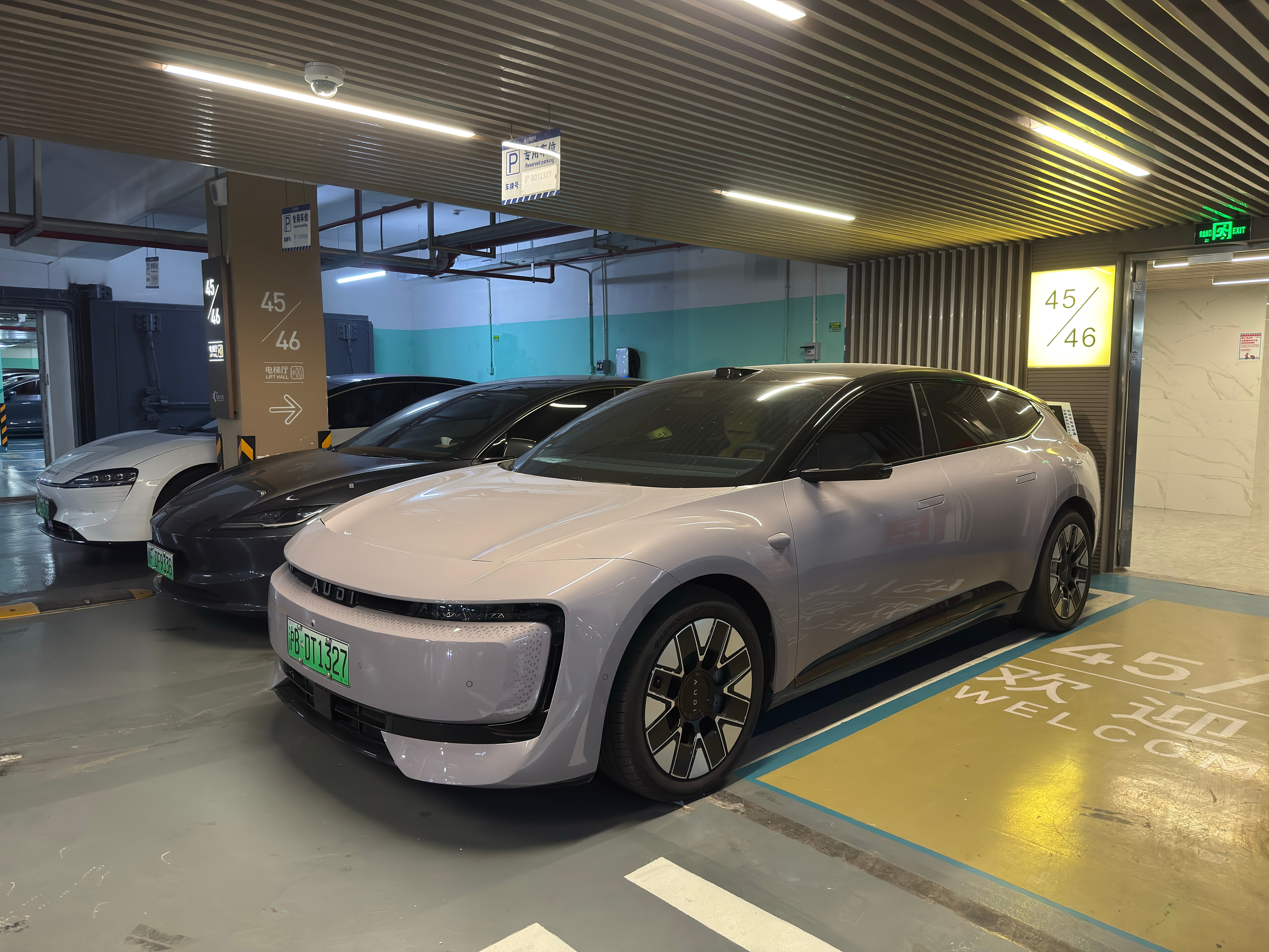早上起来赶飞机下地库发现邻居又添新车了！！我靠这才上市多久啊？！下手真的快眼光