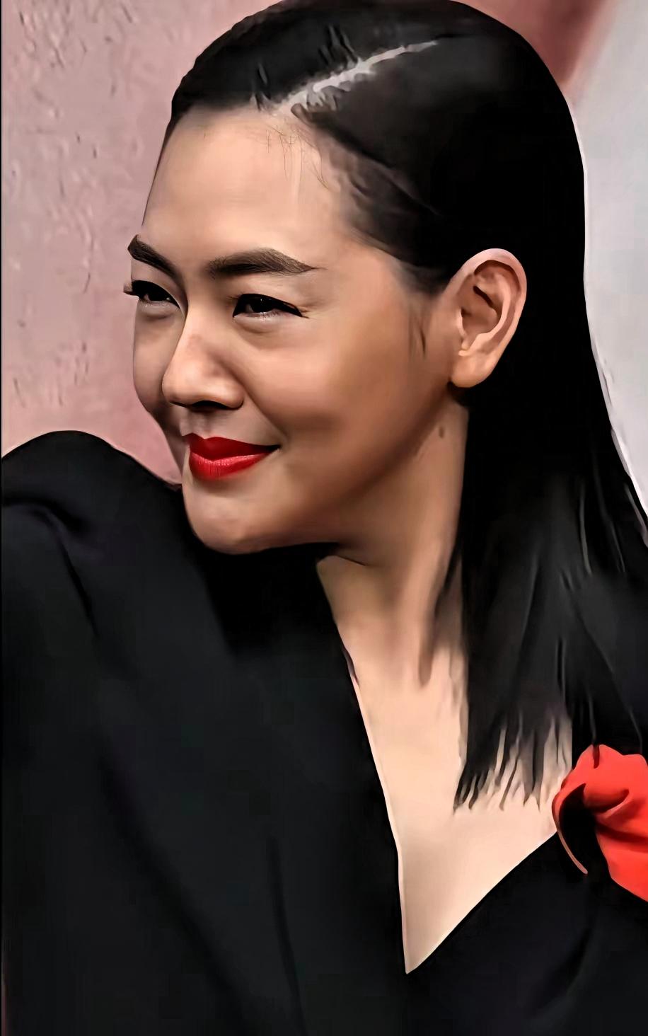 小S穿着黑色西装出来了，看起来很精神，大家都在说，谢谢徐熙娣，这是想姐姐了吧，好