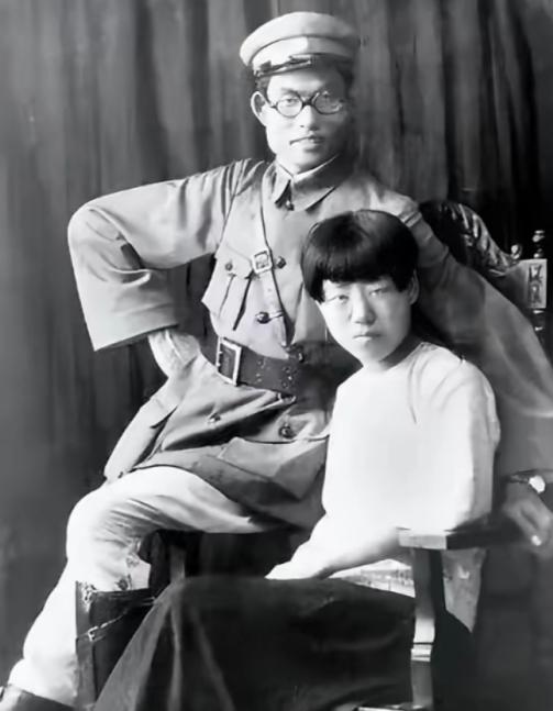 1940年，朱仲芷主动跟丈夫萧劲光离了婚。那一年，她已经是六个孩子的母亲，和萧劲