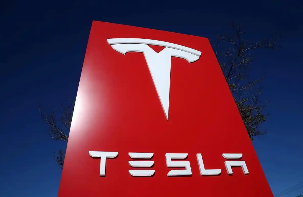 特斯拉真该给小米磕一个！自从雷军造车，特斯拉从此不再刹车失灵，小米SU7承受了所