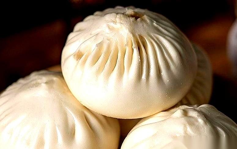 一个人，两筐猪肉白菜包子，误闯敌军战壕。一百多杆枪指着脑袋，他居然掀开棉被大喊