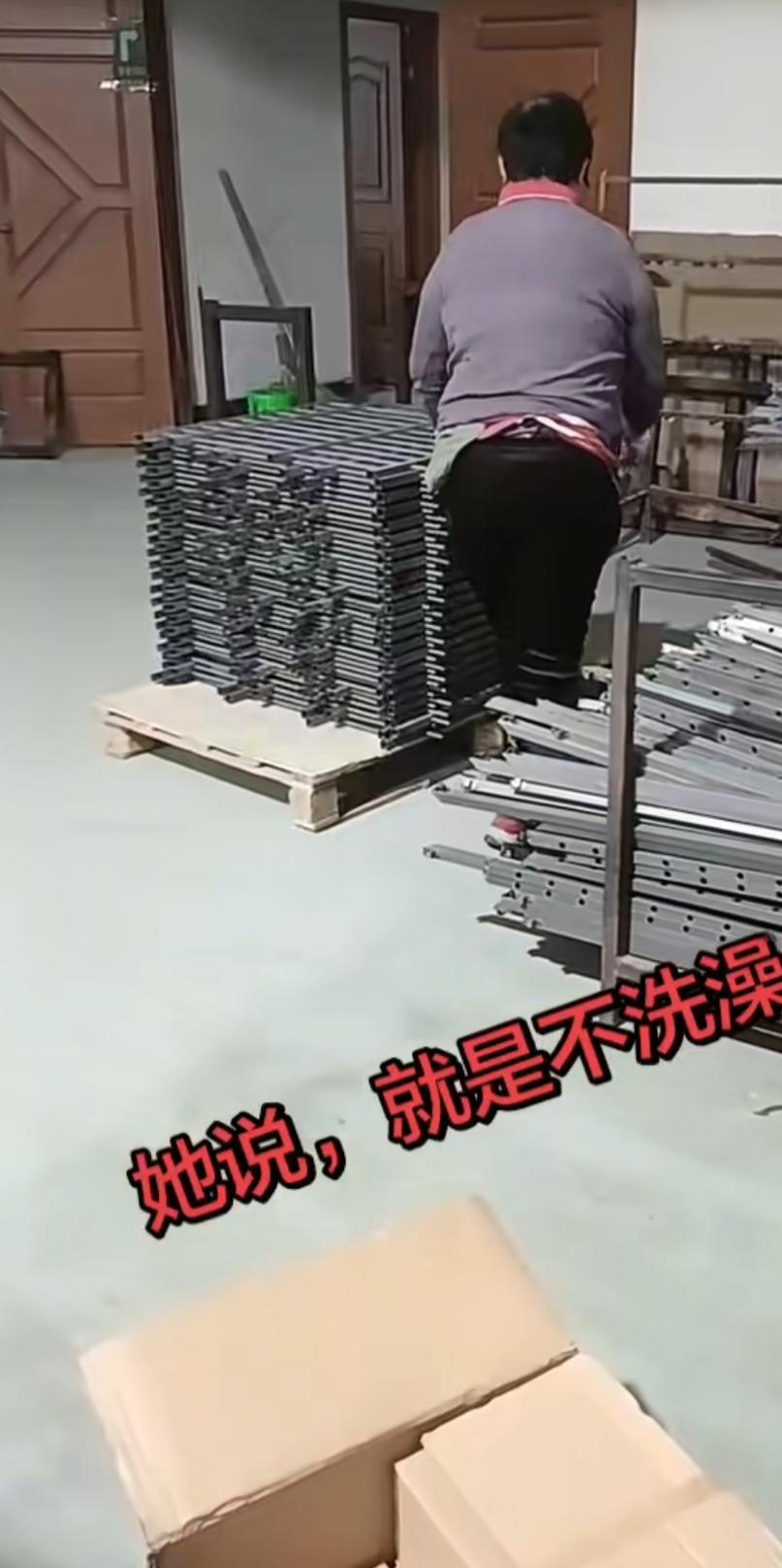 女子在浙江工作，连续几个月不洗澡，也不换衣服！身上的气味惹来同事的吐嘲！