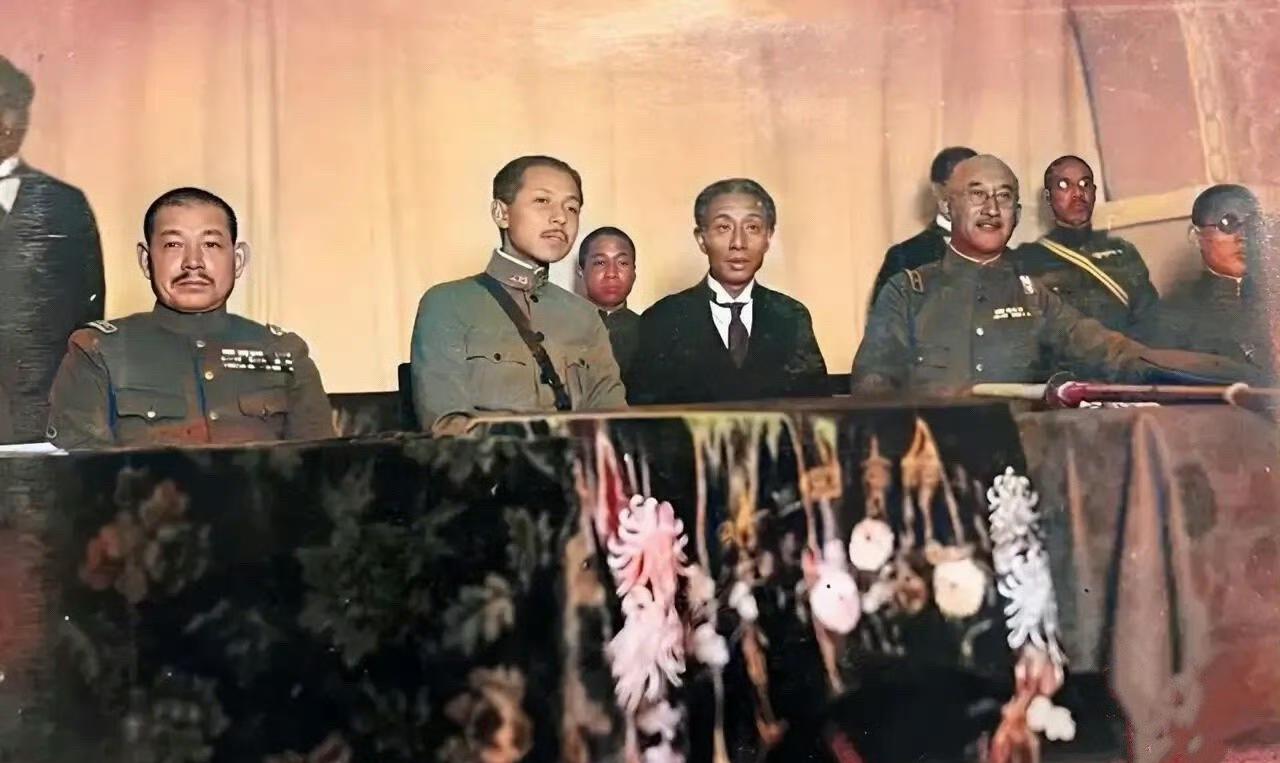 1930年，张学良和寺内寿一（右边军装者）在奉天（沈阳）观看演出时合影。寺内寿一