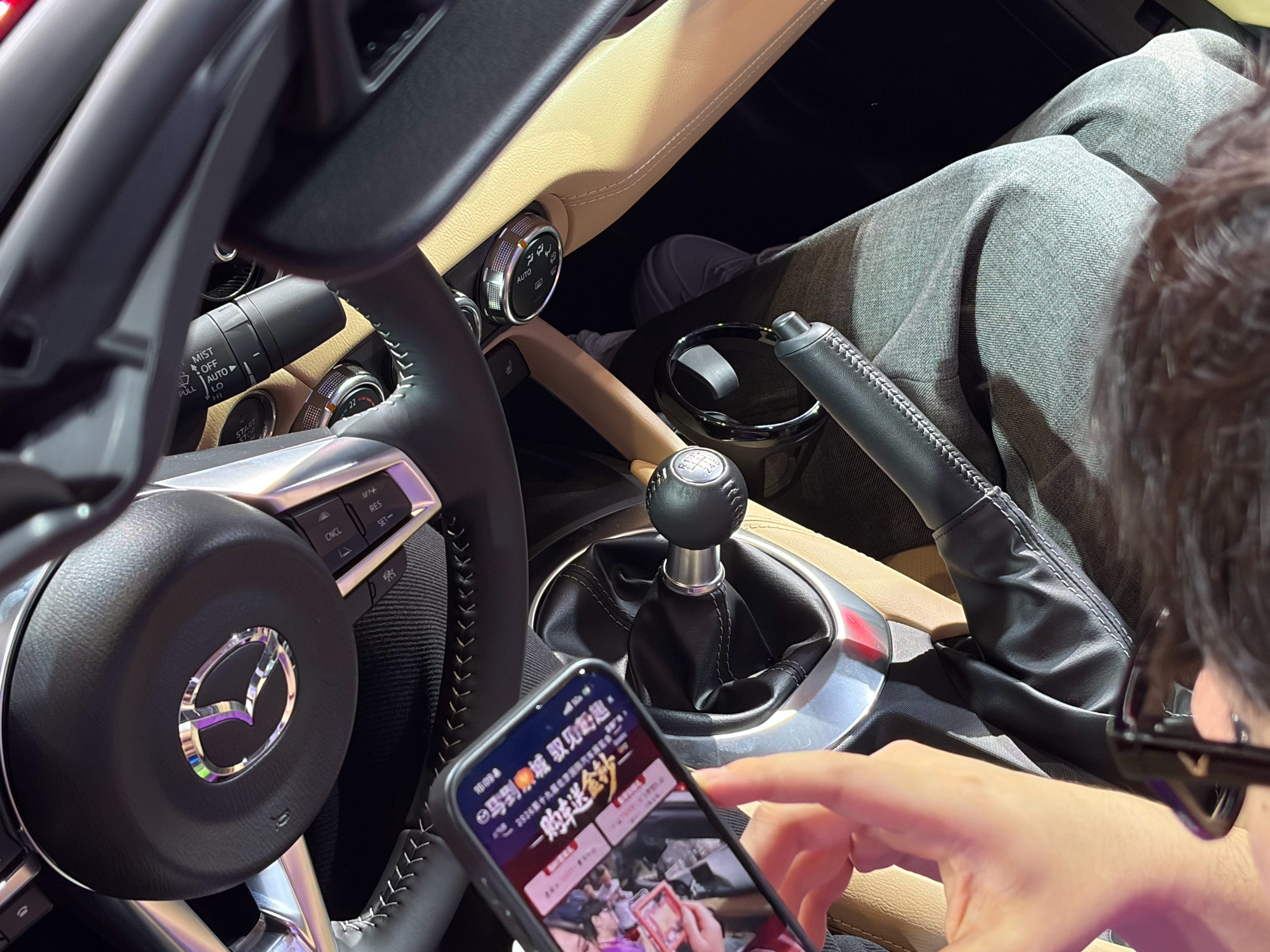 特意去马自达展台看了看，还是挺漂亮的，让我梦回从前了。当然，我说的是车，感觉就算