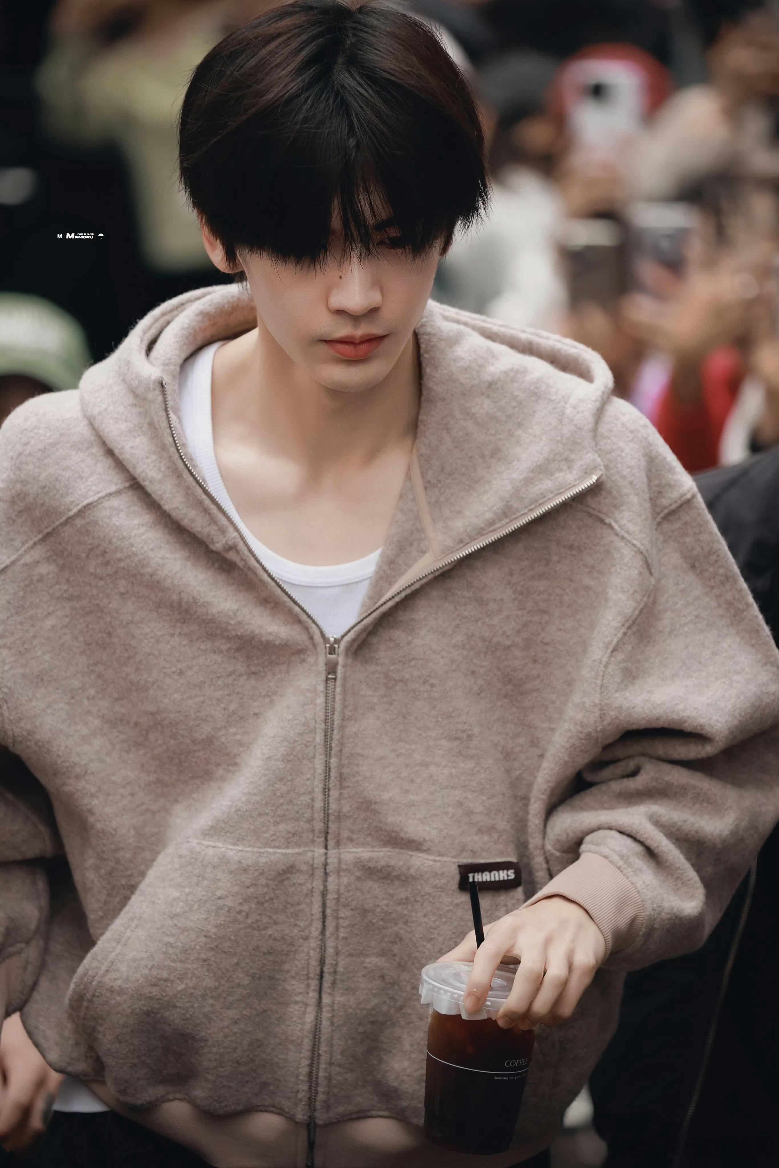 张凌赫素颜上班！！还有小胡茬，怪性感咧张凌赫肖战待播剧角色热度前三