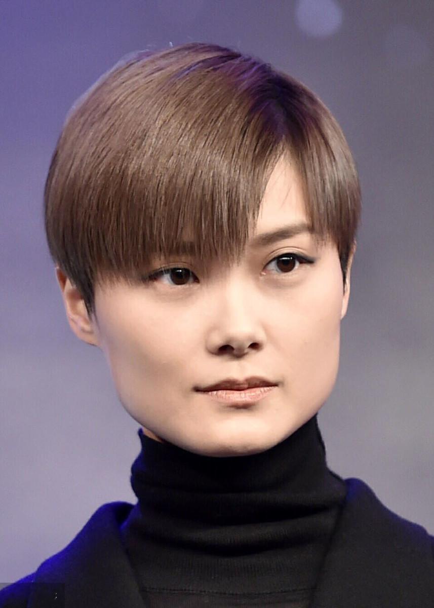 李宇春：撕开审美单一的一道口子提起李宇春，很多人第一反应会说，她的走红是资本捧出来的。不可否认，时代