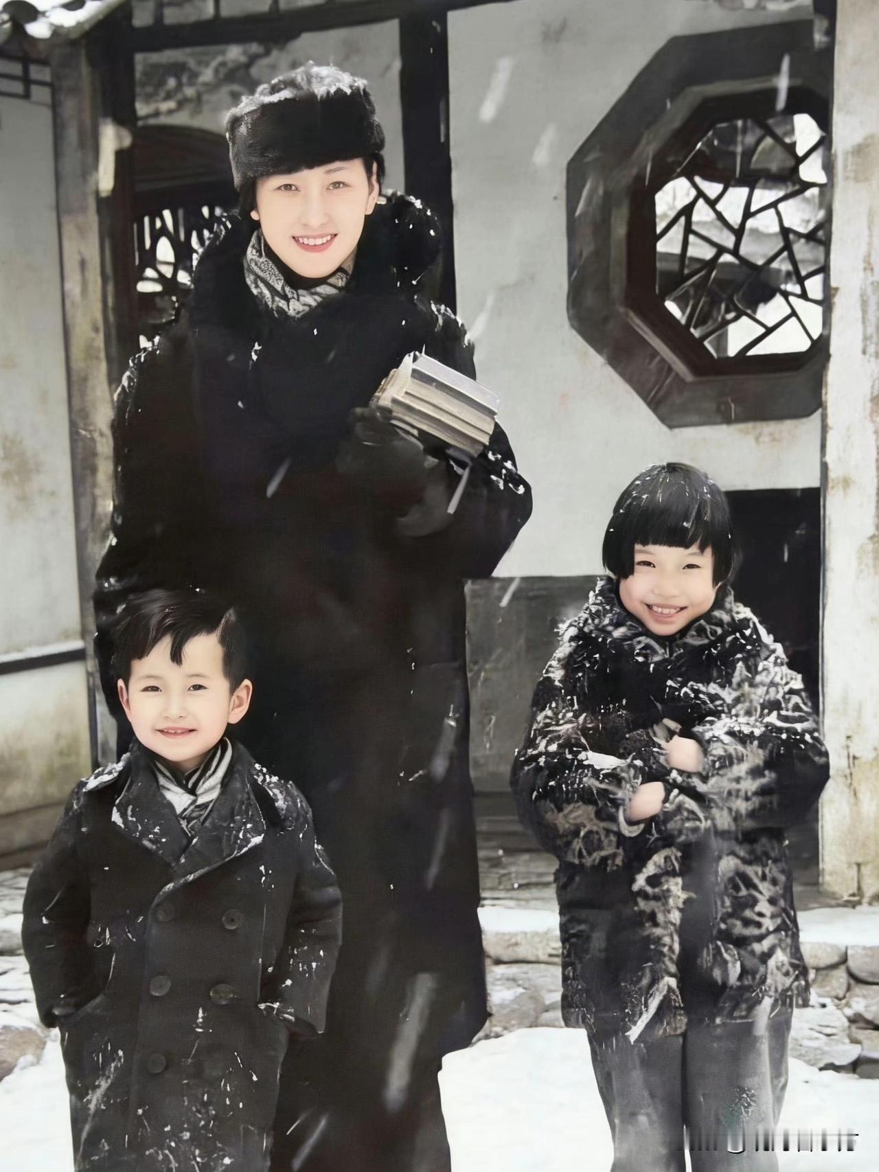 1936年，32岁的林徽因带着孩子刚走出家门，丈夫梁思成就拍下了这张珍贵的照片。