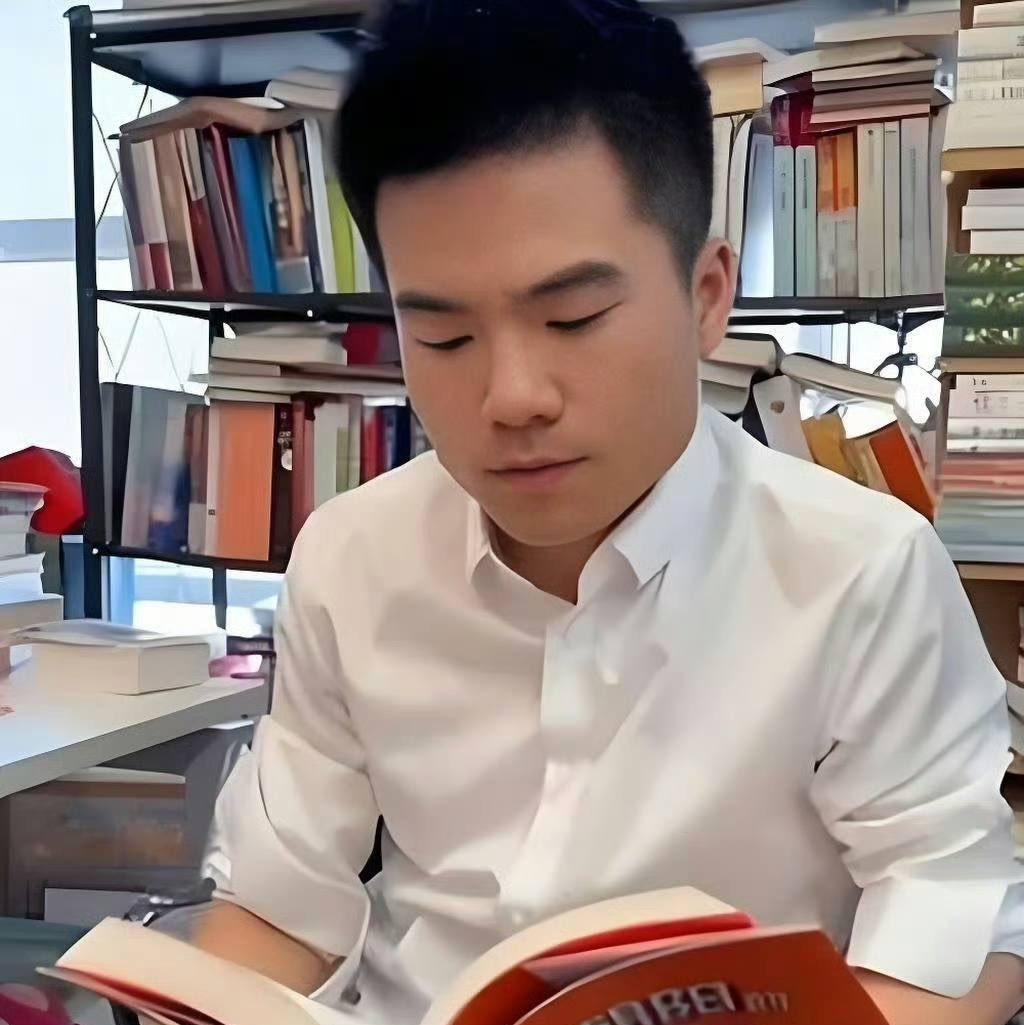 马云说：真正读书的人，不会在镜头前看书，不会在办公室码书。哥们，你都“羽扇伦