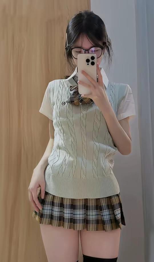奶白色针织背心搭配格纹裙，学院风的甜妹感拉满啦，眼镜一戴又添了几分灵动的书香气，