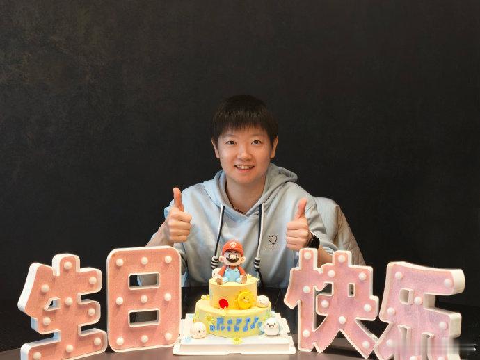 孙颖莎说不变的是我最爱的小白球孙颖莎25岁的第一条微博孙颖莎发文告别24岁生日发