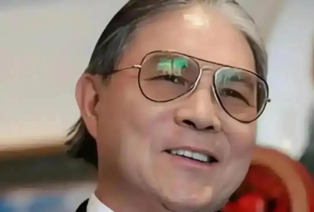 28年不娶，他把旧毛巾当老伴霍震霆离婚后没再恋爱。港媒拍到他攥一条褪色的蓝