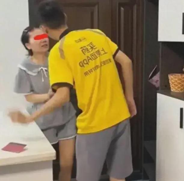河南，4.29日，一男子跑外卖赚了30万元后，全部交给了妻子保管，万万没