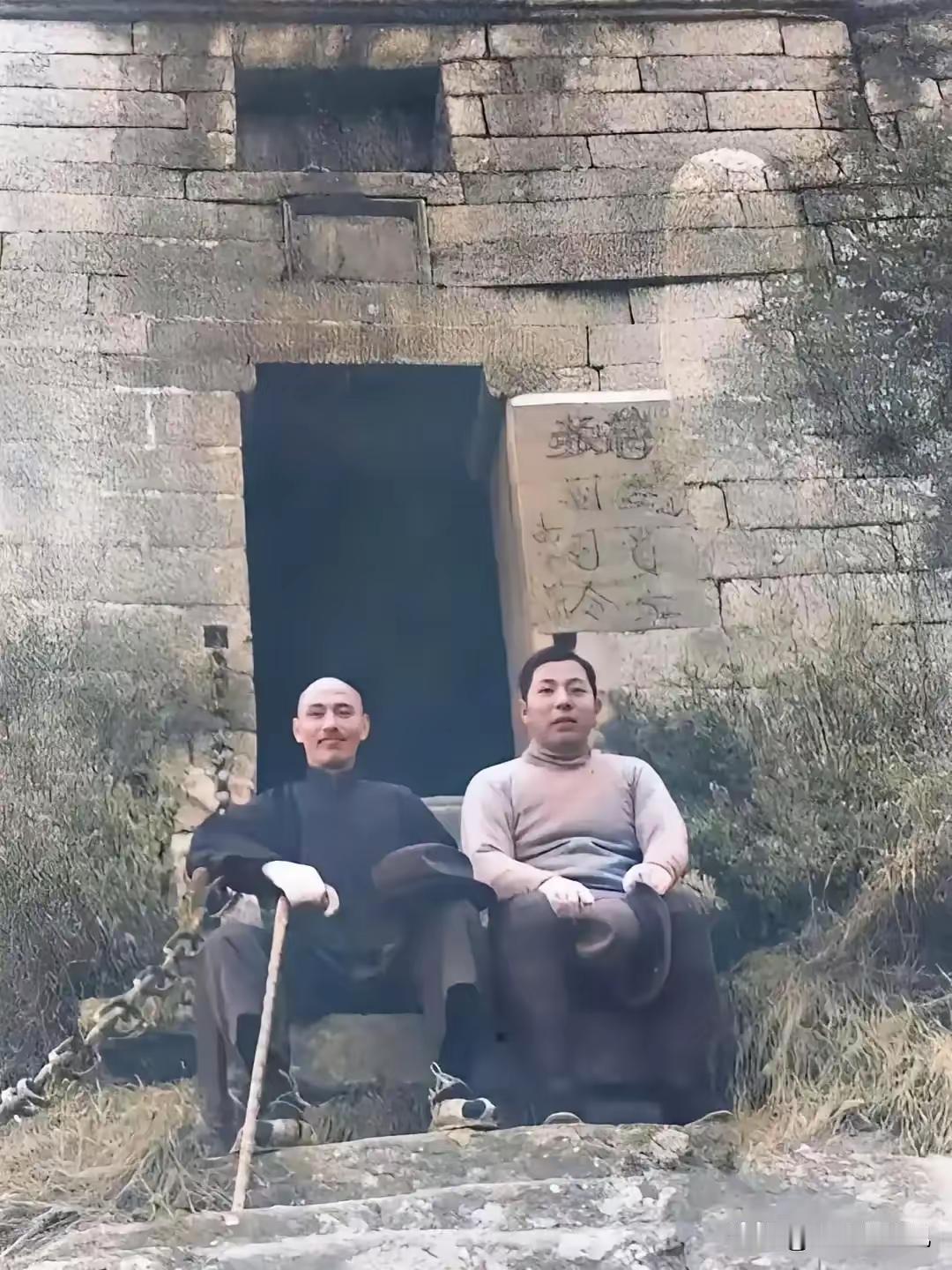 网友说第一张照片是“西安事变”前半个月拍下的蒋介石和张学良罕见的珍贵合影。第一张