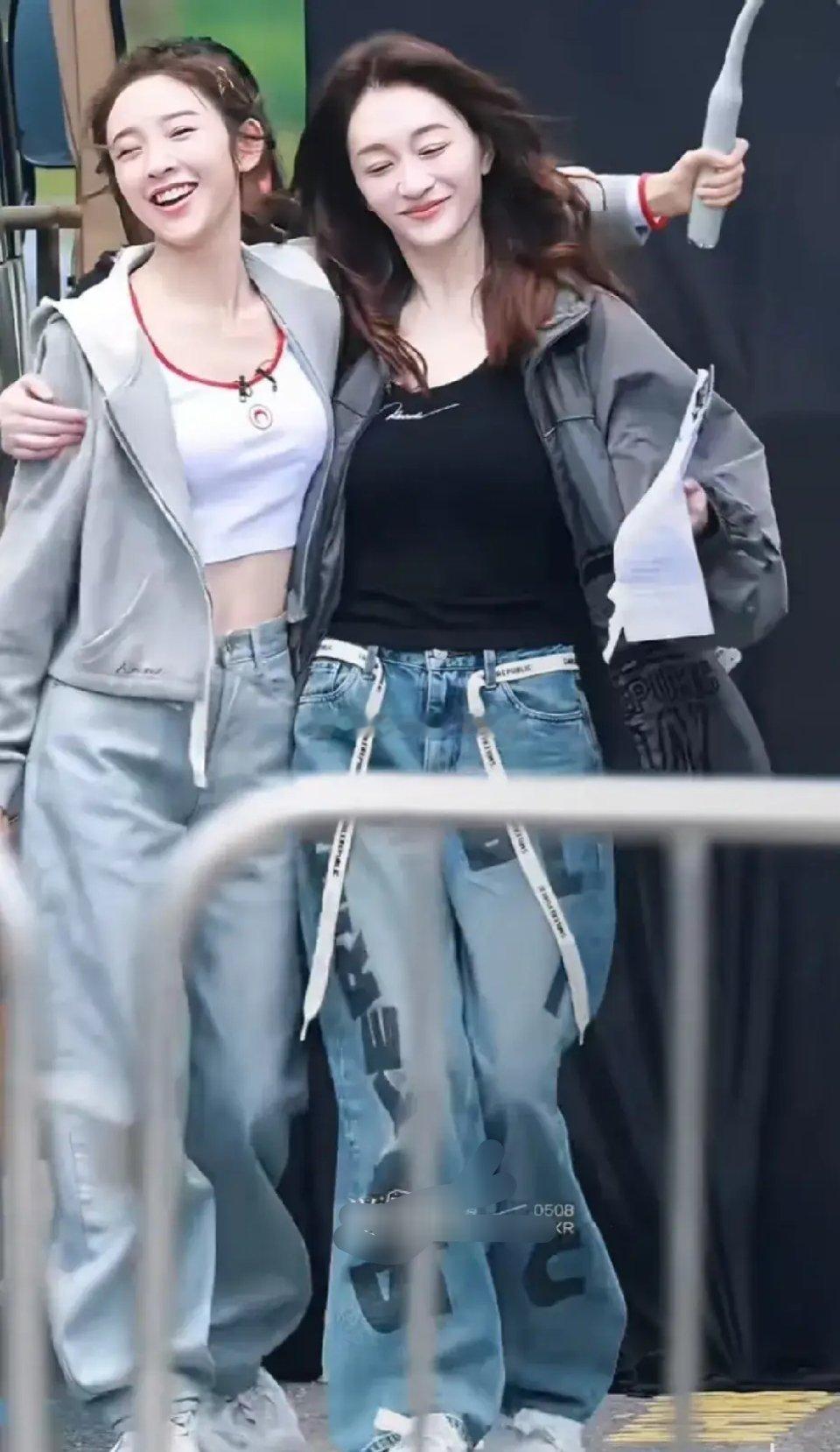 李小冉真的有快五十岁了吗？怎么越看越像三十几岁的人，现在在李小冉身上，真的理解了