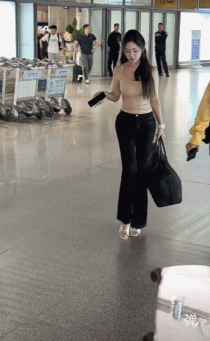 这个习俗有点像我们这边![呲牙笑]