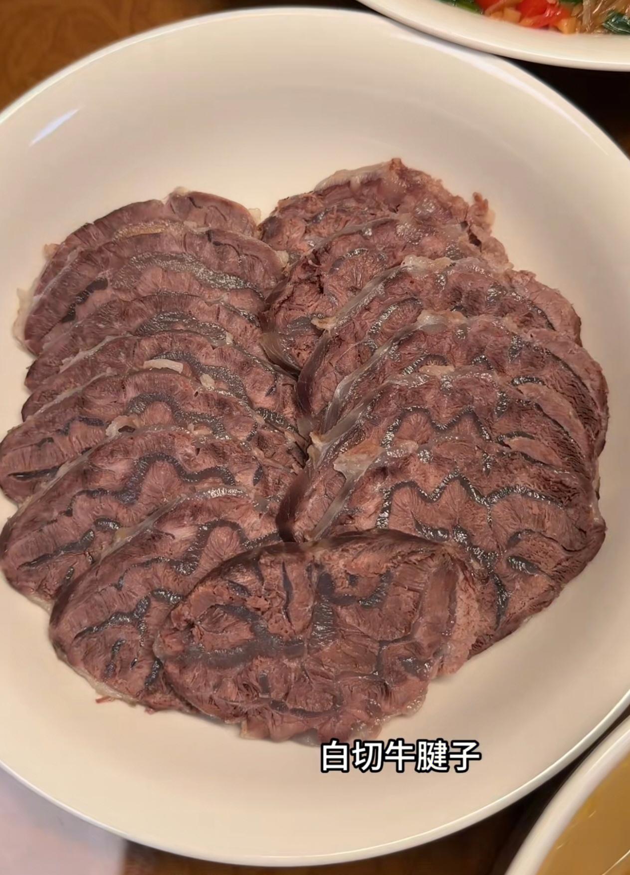 早上婆婆问我中午想吃什么，我说想吃虾和红薯叶，老公说他想吃排骨、牛腱子，中午回家
