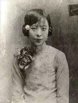 1990年，于凤至浑身插满了管子，她的女儿抱着她哽咽：能不能再等等。1990年