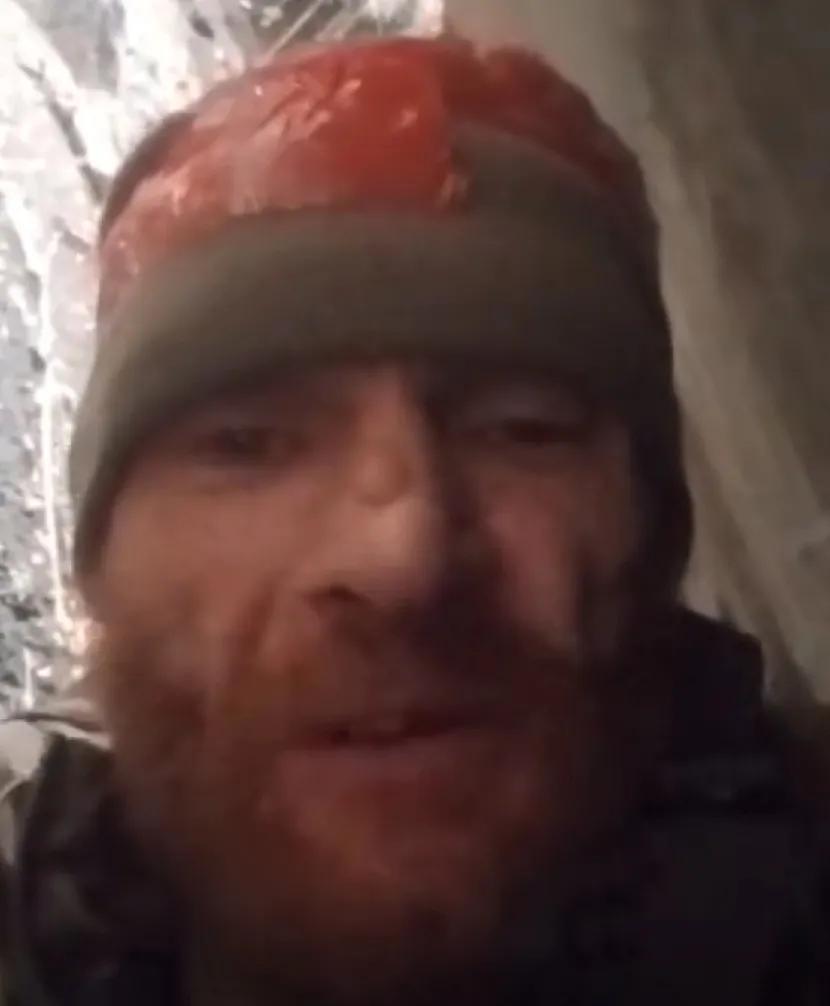 一个俄罗斯突击步兵，躺在顿涅茨克地区一辆被烧毁的步兵战车旁，录制自己最后的告别视