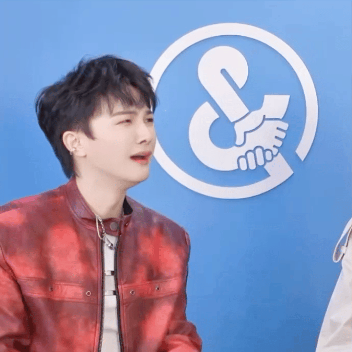 看了周深的Vlog，我不禁哑然失笑。上一秒还在跟顶尖音乐人剖析制作理念、碰