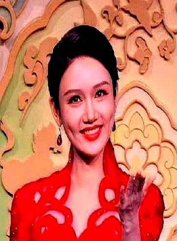 刚说完再见，春晚女主持龙洋转身就崩溃了，手抖得连耳麦都摘不下来。尼格买提什