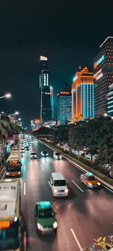 城市的魅力夜景，就像一幅绚丽的画卷。我去过重庆，夜晚的洪崖洞简直绝了。那依山而建