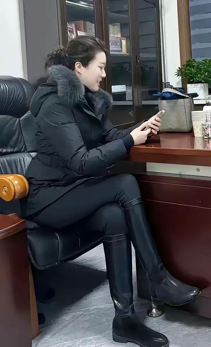 这位女士从气质看，一定是单位的领导