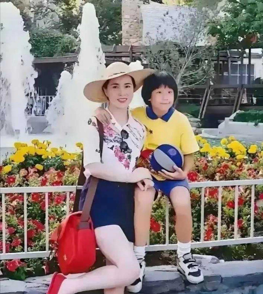 林凤娇年轻时有多美？看她和10岁儿子合影才懂成龙为啥一见钟情林凤娇年轻时颜值堪称