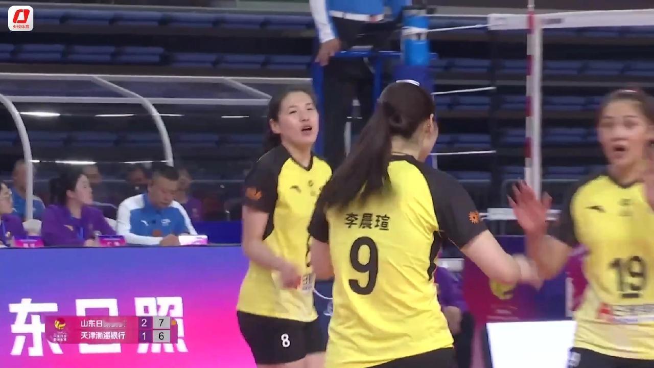 女排联赛A级第2轮：山东女排“让一追三”，3:1逆转干翻天津女排，主教练李岩龙太
