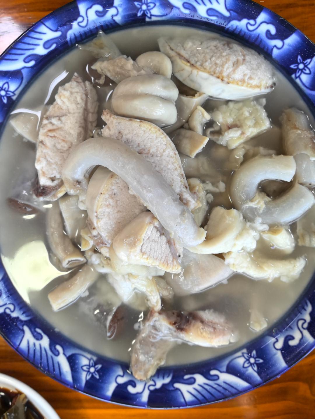 前几日前往沧州会晤朋友，中午用餐时，朋友点了一道当地特色菜肴——“枪林弹雨”。我